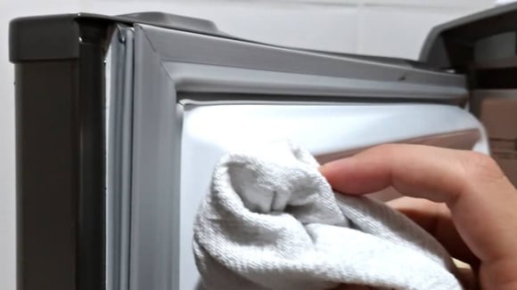 Se sua mãe não te ensinou, eu te ensino: é assim que você deve limpar a borracha da geladeira!