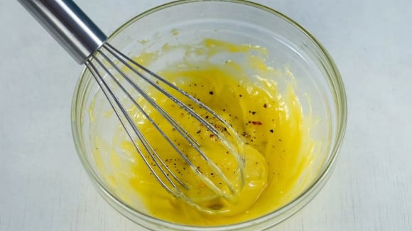Para fazer maionese caseira, basta processar todos os ingredientes no liquidificador ou então bater tudo com um fouet (Créditos: Shutterstock)