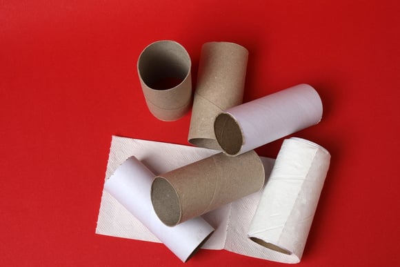 Experimente segurar um rolo de papel higiênico contra um parapeito de janela empoeirado: você descobrirá um truque muito útil!