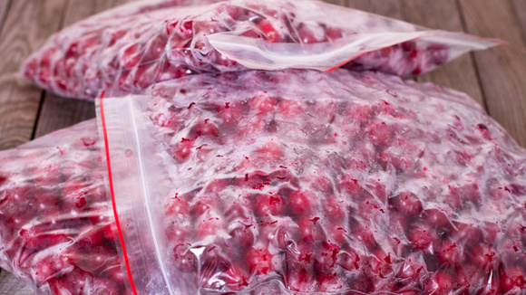 Quando congeladas corretamente, as cerejas podem durar até 12 meses no congelador (Créditos: Shutterstock)