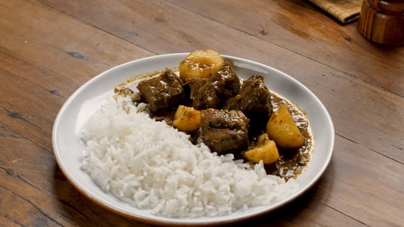 É só botar carne e batata na panela de pressão para fazer esse prato (Créditos: TudoGostoso)