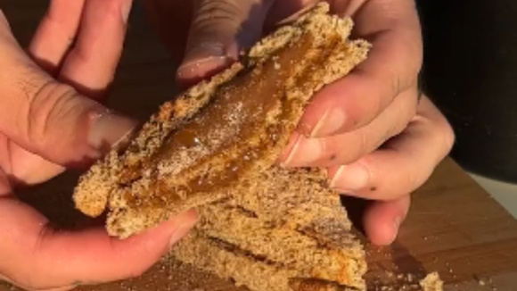 "Rabanada mais recheada e mais fácil que tem na airfryer": receita com pão de forma velho é um sucesso aqui em casa