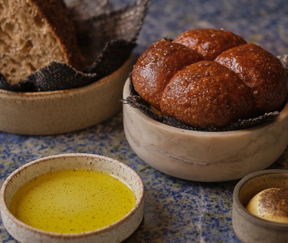 Já pensou pagar R$750 para comer pão? É o que um restaurante estrelado está cobrando! Entenda por quê