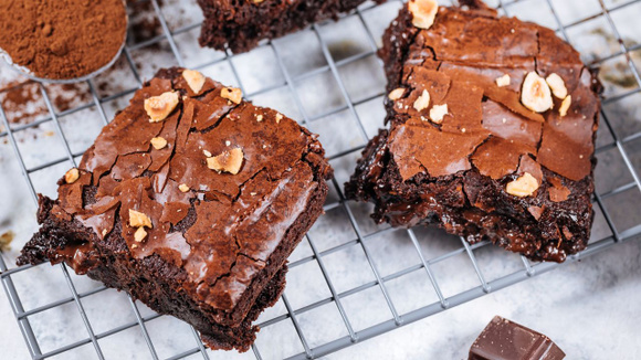 O brownie é um clássico e essa versão vai fazer sucesso no seu almoço de Páscoa vegano (Créditos: Shutterstock)