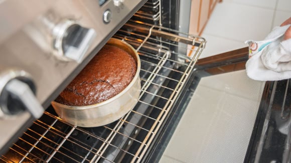 Preaqueça o forno e espere pelo menos 30 minutos antes de abrir a porta para verificar a massa (Créditos: Shutterstock)