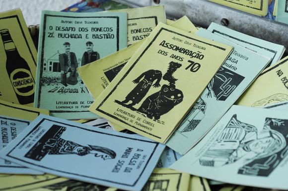 Cordel, ou folheto, faz parte da literatura popular brasileira. 