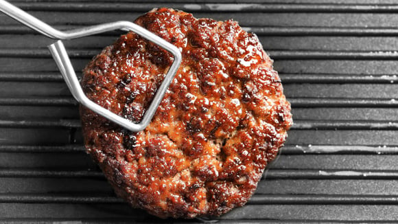 Carne de hambúrguer suculenta (Créditos: Canva)