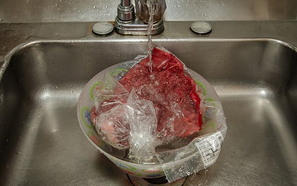 Nunca mais descongelei carne fora da geladeira depois que aprendi o jeito certo com um biomédico brasileiro