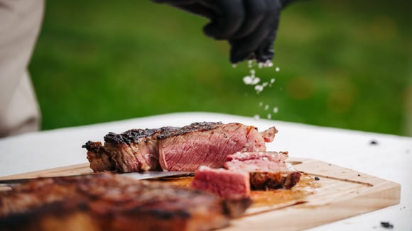 A textura ideal do sal garante uma carne mais suculenta e temperada de forma equilibrada. (Foto: Shutterstock)