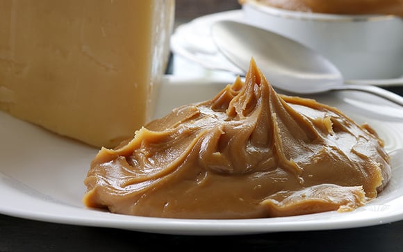 Doce de leite caseiro com 4 ingredientes que aprendi com um argentino: receita é pura cremosidade e sabor, uma das melhores do mundo
