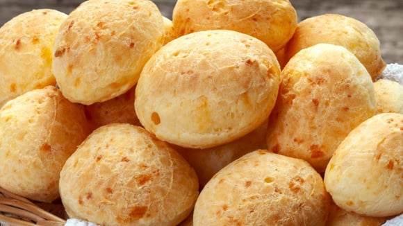 Aprendi a receita desse pão de queijo da roça com a minha sogra que é mineira, é de comer rezando!
