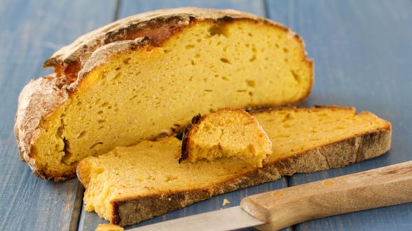 Um pão de milho fofinho é ideal para comer em qualquer ocasião (Créditos: TudoGostoso)