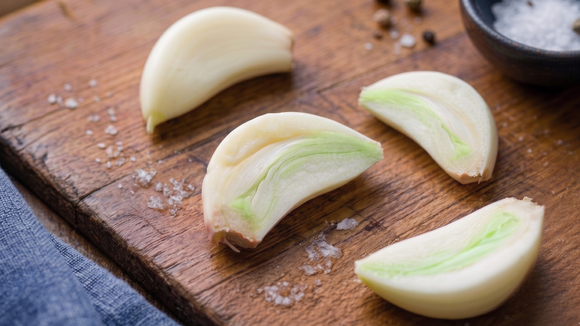 O miolo do alho começou a ficar verde no meio? Descubra se ainda dá para comer ou se é melhor jogar fora