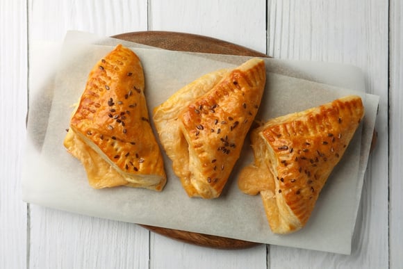 O folhado sabor pizza é uma opção deliciosa para quem curte esse tipo de massa (Créditos: Shutterstock)