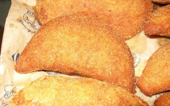 Frango com creme de queijo é o recheio escolhido para esse risole, perfeito para aproveitar aquele restinho de fricassé que ficou na geladeira (Créditos: Chefe Cabral/TudoGostoso)