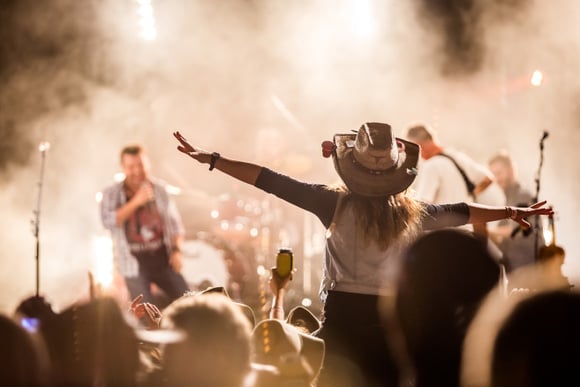 Shows nacionais, rodeio e competições na 48ª Festa do Peão de Boiadeiro de Colorado; confira!