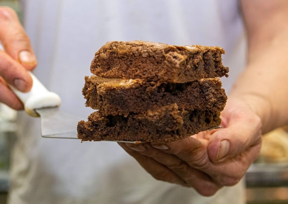 Murilo Fernandes, confeiteiro: "Foram meses testando, errando e ajustando até chegar no brownie perfeito. Essa receita me salvou quando eu comecei na confeitaria. Tem amor, tem história e, claro, uma pitada extra de chocolate"