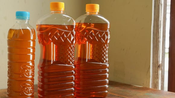 Uma vez armazenado, o óleo de cozinha deve ser encaminhado para algum serviço de coleta para ser devidamente reciclado (Créditos: Shutterstock)