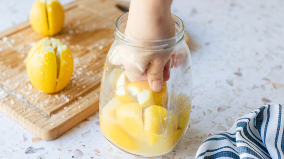 Simples de fazer, essa conserva precisa apenas de dois ingredientes e fica pronta em duas semanas (Créditos: Shutterstock)