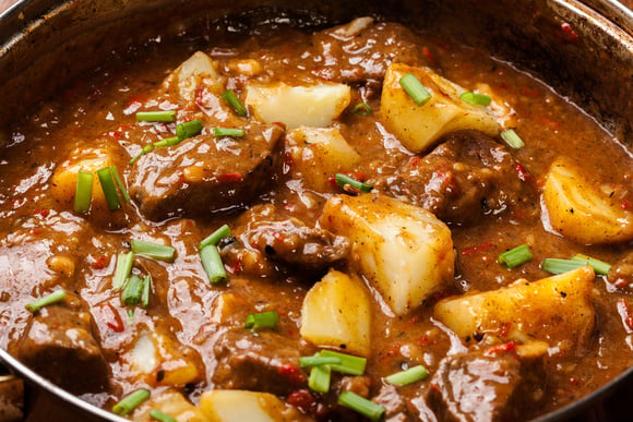 Panela com acém no molho com batatas (Créditos: Shutterstock)