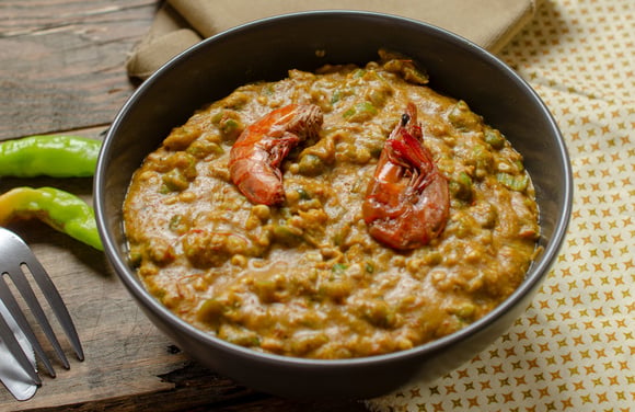 Hoje vou fazer um Caruru de Cosme e Damião, iguaria popular no Nordeste que aprendi com uma cozinheira baiana: receita MA-RA-VI-LHO-SA leva quiabo, camarão seco, azeite de dendê e outros temperos