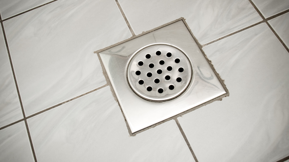 Nada de cheiro de esgoto nos ralos: 3 truques para fazer a limpeza corretamente e acabar com o odor
