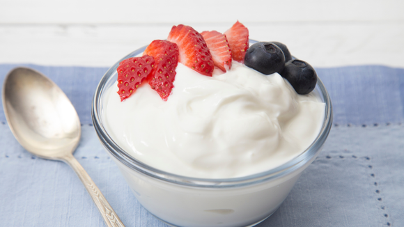 O iogurte grego ganha destaque pela composição nutricional e pela praticidade. (Créditos: Canva)