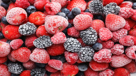 Aqui estão 6 ideias de café da manhã rápidas e deliciosas usando frutas congeladas – saudáveis e satisfatórias!