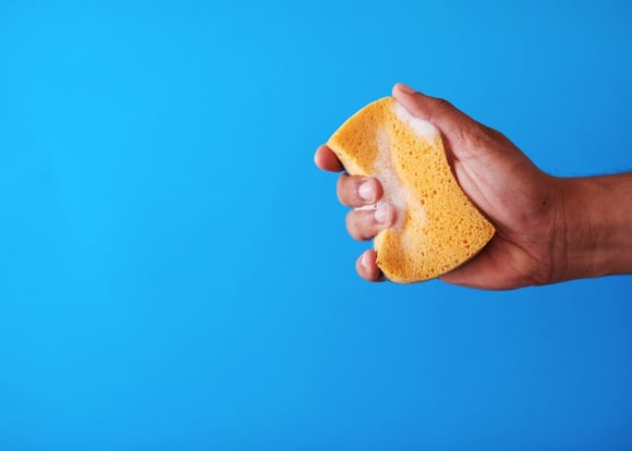 O truque de cortar a ponta da esponja que é surpreendentemente útil para quem não quer trocar o utensílio toda semana