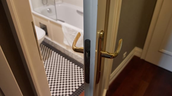 Será que é uma boa ideia deixar a porta do banheiro aberta depois do banho? Um especialista responde