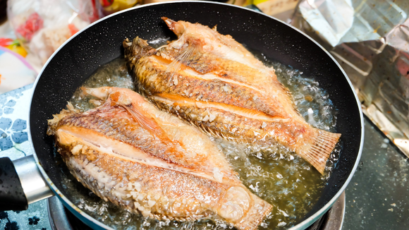Não basta abrir as janelas: este truque simples elimina o cheiro de peixe da casa após a fritura, e o TudoGostoso explica como fazer