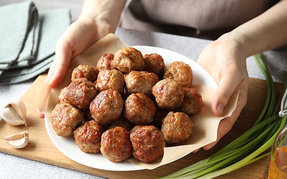 O segredo de uma avó cozinheira para fazer as melhores almôndegas com molho de tomate que já comi está nos ingredientes: "Eu coloco leite quente e caldo de carne”