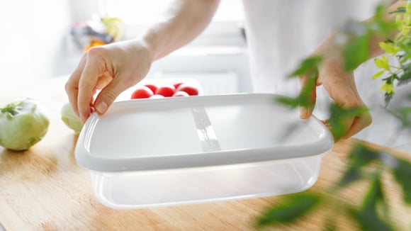 Julia e Natalia, especialistas em limpeza: "Para remover a gordura dos recipientes Tupperware, colocamos um papel-toalha com vinagre e detergente dentro e sacudimos."