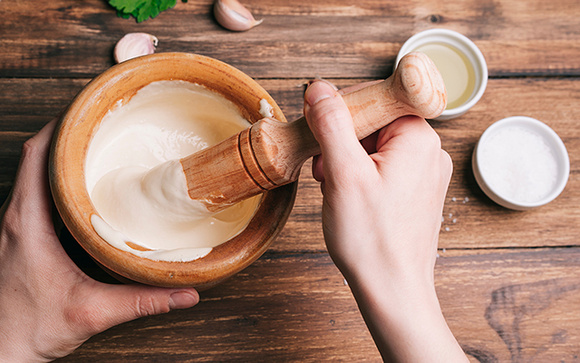 Esse molho de 4 ingredientes é o toque extra que você vai querer comer com tudo: "O segredo é combinar o alho com um pouco de suco..."