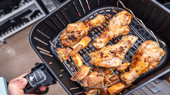 Com poucos ingredientes, o frango com batata-doce garante uma refeição completa para qualquer dia da semana. (Foto: Shutterstock)