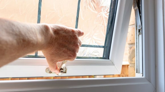 Se o banheiro tiver janela que permite a circulação de ar, a porta não precisa ficar o tempo todo aberta (Créditos: Shutterstock)