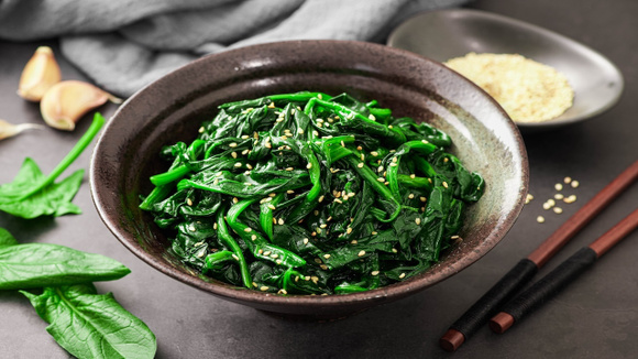 Esse é o melhor jeito de comer espinafre: receita à moda coreana é muito fácil e combina com qualquer prato