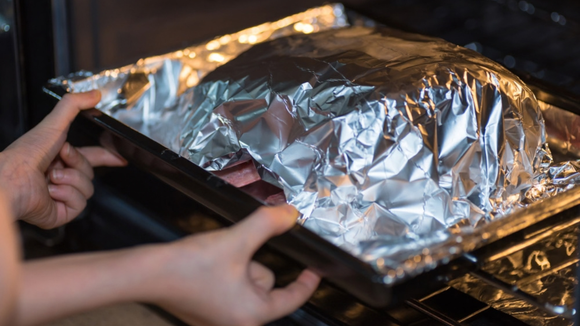 Por que cobrir a assadeira com papel-alumínio no forno? Entenda o que muda na receita e como usar corretamente