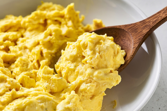 A maioria das pessoas prepara ovos mexidos com leite, mas eles ficam muito mais saborosos com outro ingrediente