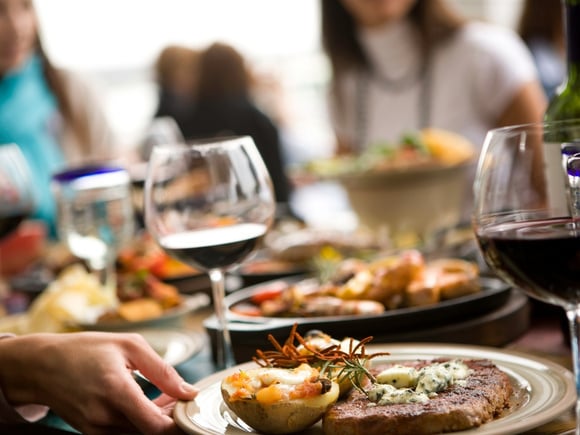 O dono de um restaurante em Maiorca mostra o que quatro clientes pediram e inicia um debate: “Uma garrafa de água pequena, quatro pães e um molho aioli”.