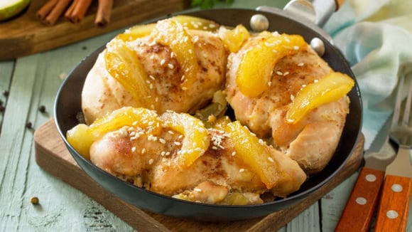 O filé de frango ao molho de pera vai trazer uma verdadeira explosão de sabores ao paladar! (Créditos: Shutterstock)