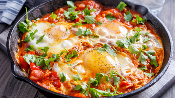 Você já fez ovos à pizzaiolo? Essa receita italiana é fácil, saudável e fica pronta em 20 minutos na frigideira