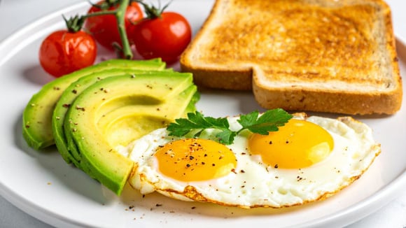 Especialista em psiconeuroimunologia: "Pessoas que consomem proteínas e gorduras no café da manhã tomam decisões melhores e são menos impulsivas."