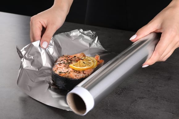 Nutricionista alerta: nunca cozinhe esses 7 alimentos com papel-alumínio (o número 5 vai te surpreender!)