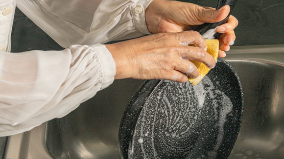 A organização da cozinha passa por panelas limpas e prontas para o próximo preparo. (Foto: Shutterstock)
