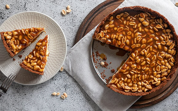 A melhor sobremesa de amendoim que já fiz para a Festa Junina veio dessa receita de torta de pé de moleque do TudoGostoso
