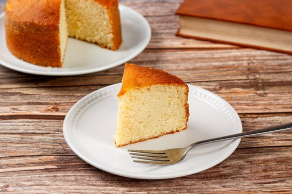 Não tem leite em casa? Não tem problema, essa receita de bolo de água muito fofinho é tão fácil de fazer que qualquer um consegue!