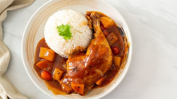 Além das carnes bovinas, frango e até miúdos podem ser preparados com cerveja preta (Créditos: Shutterstock)