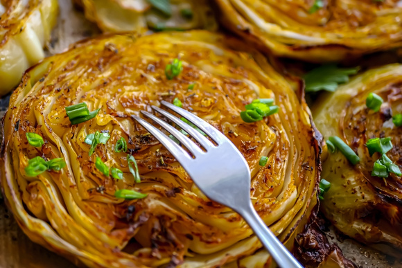 Repolho assado com bordas caramelizadas: esse modo de preparo simples transforma o humilde vegetal em um acompanhamento sofisticado (e fácil)