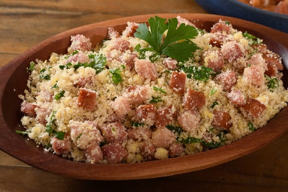 Essa é a melhor farofa de natal que eu já comi: receita simples, fácil e com bacon, é claro
